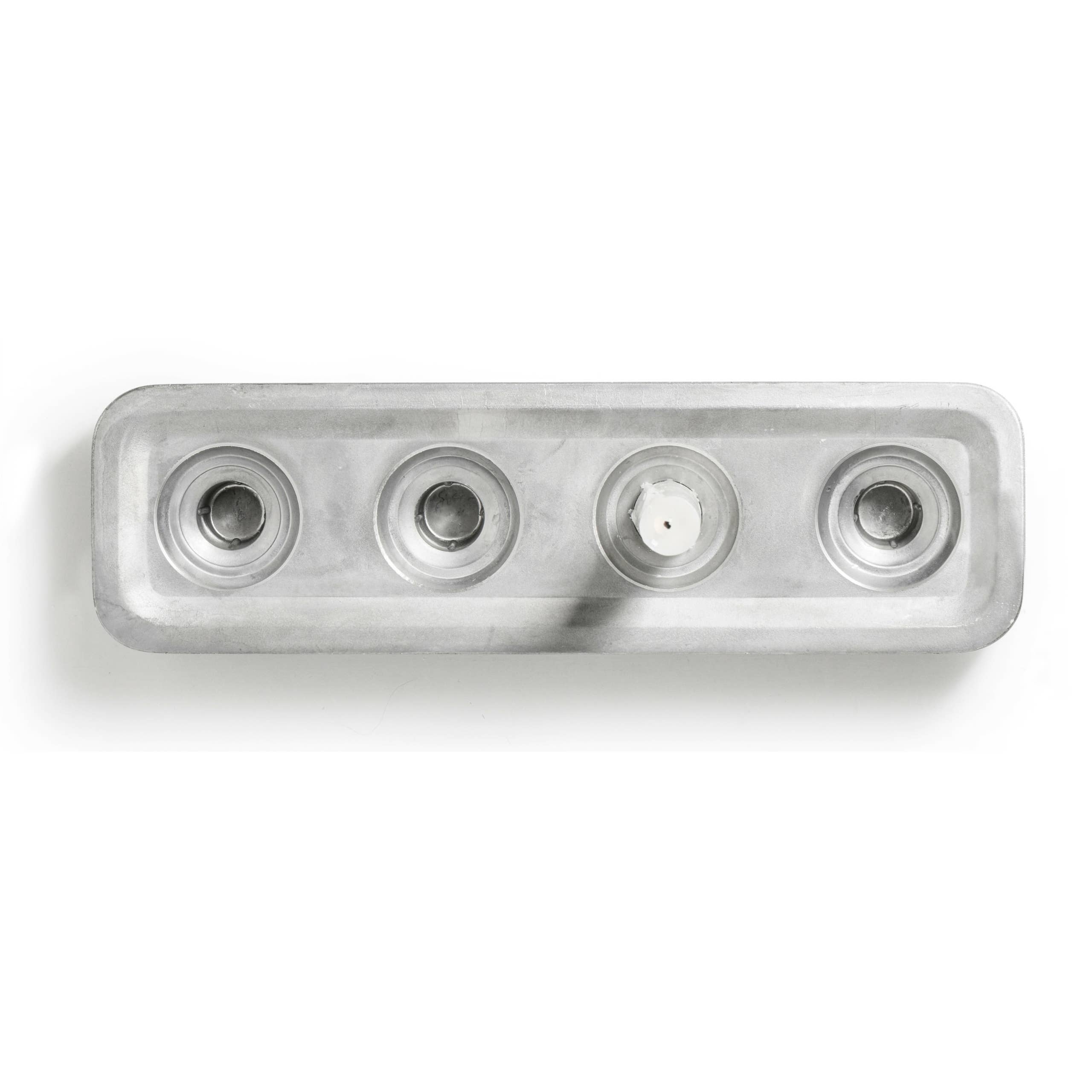 Kerzenhalter aus recyceltem Material — vier Kerzen in einer Reihe: Rohes Aluminium / 29,5 x 8,5 x 4 cm