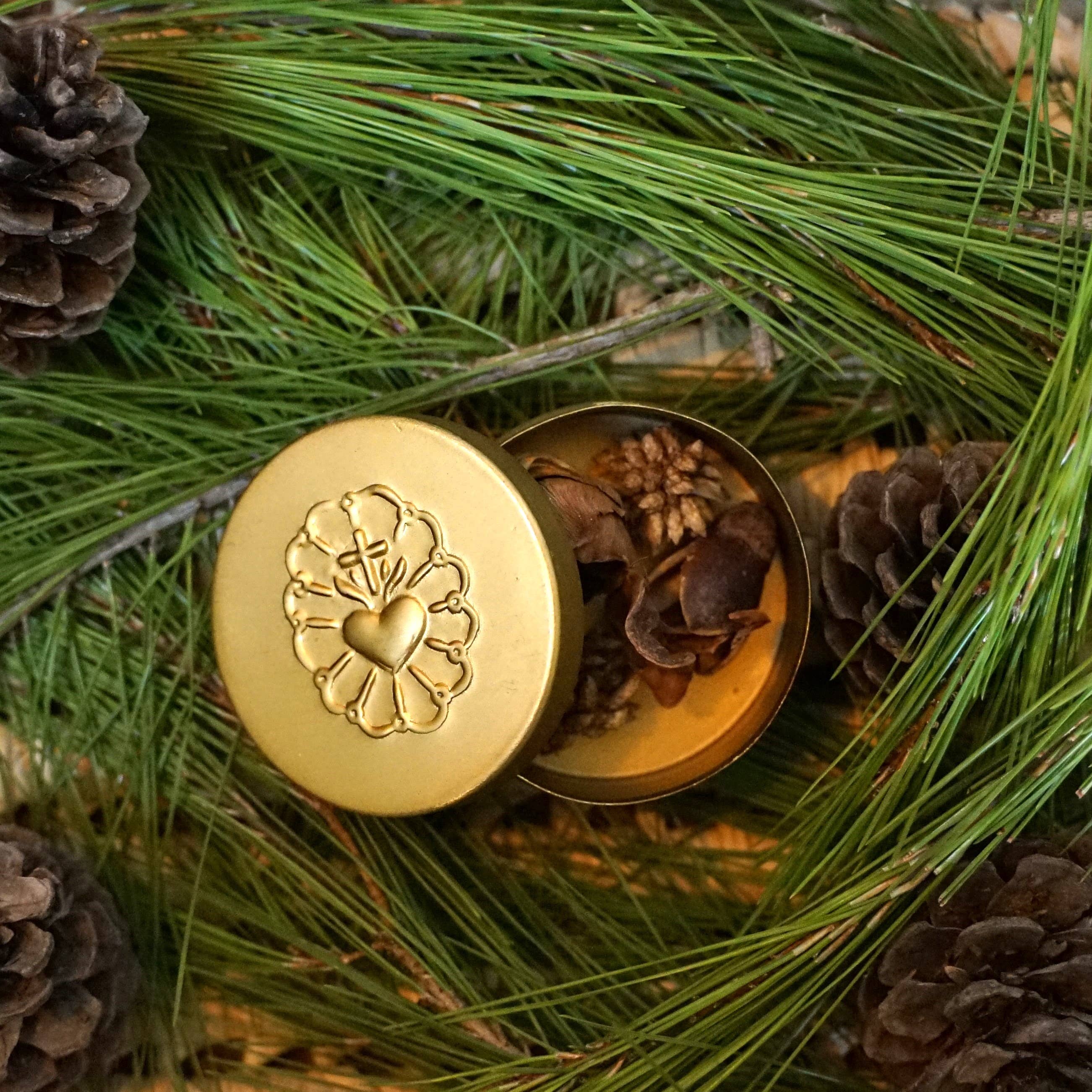 Runde Votivbox aus Metall in Messingfarbe, handgefertigt.