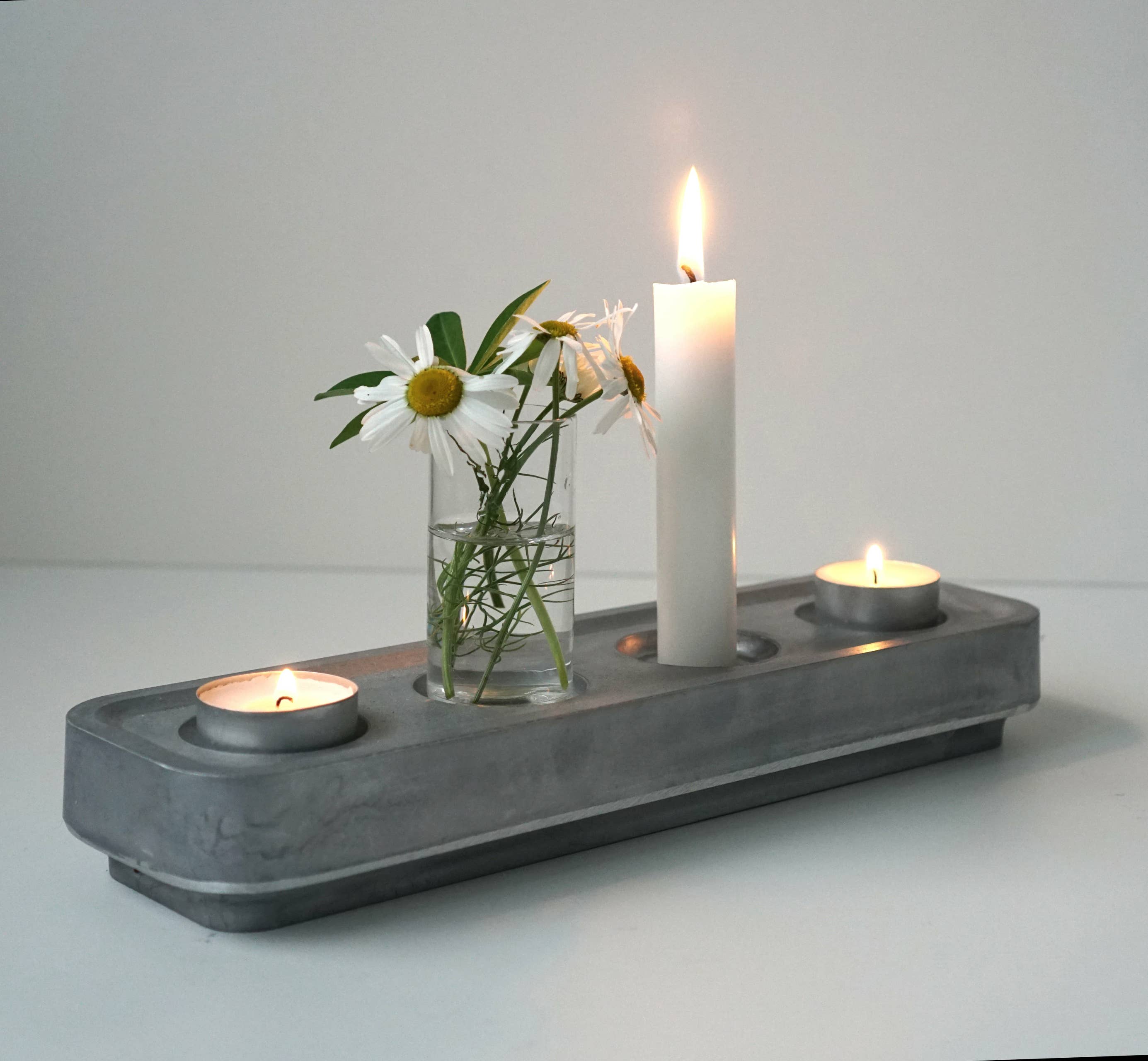 Kerzenhalter aus recyceltem Material — vier Kerzen in einer Reihe: Rohes Aluminium / 29,5 x 8,5 x 4 cm