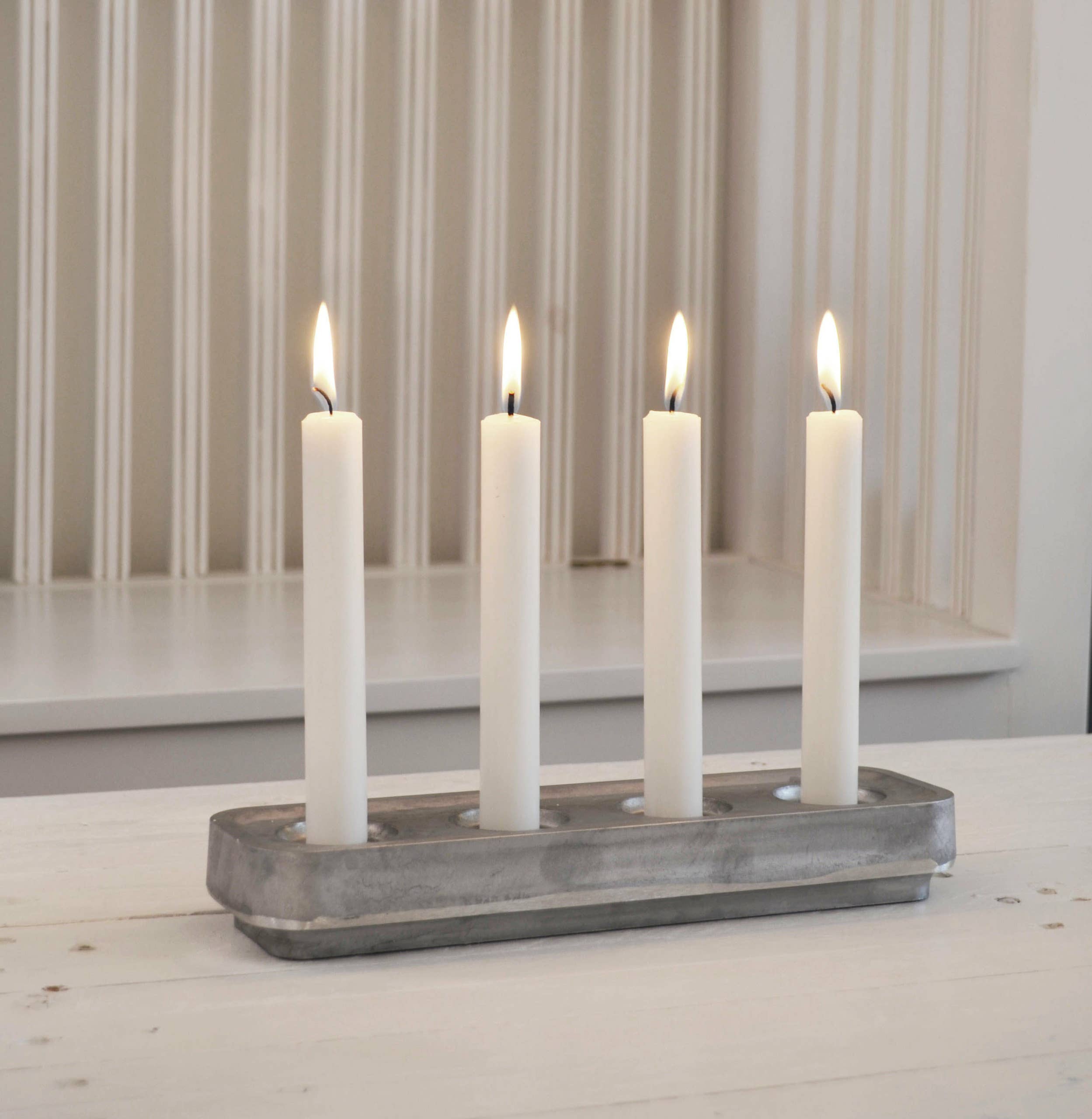Kerzenhalter aus recyceltem Material — vier Kerzen in einer Reihe: Rohes Aluminium / 29,5 x 8,5 x 4 cm