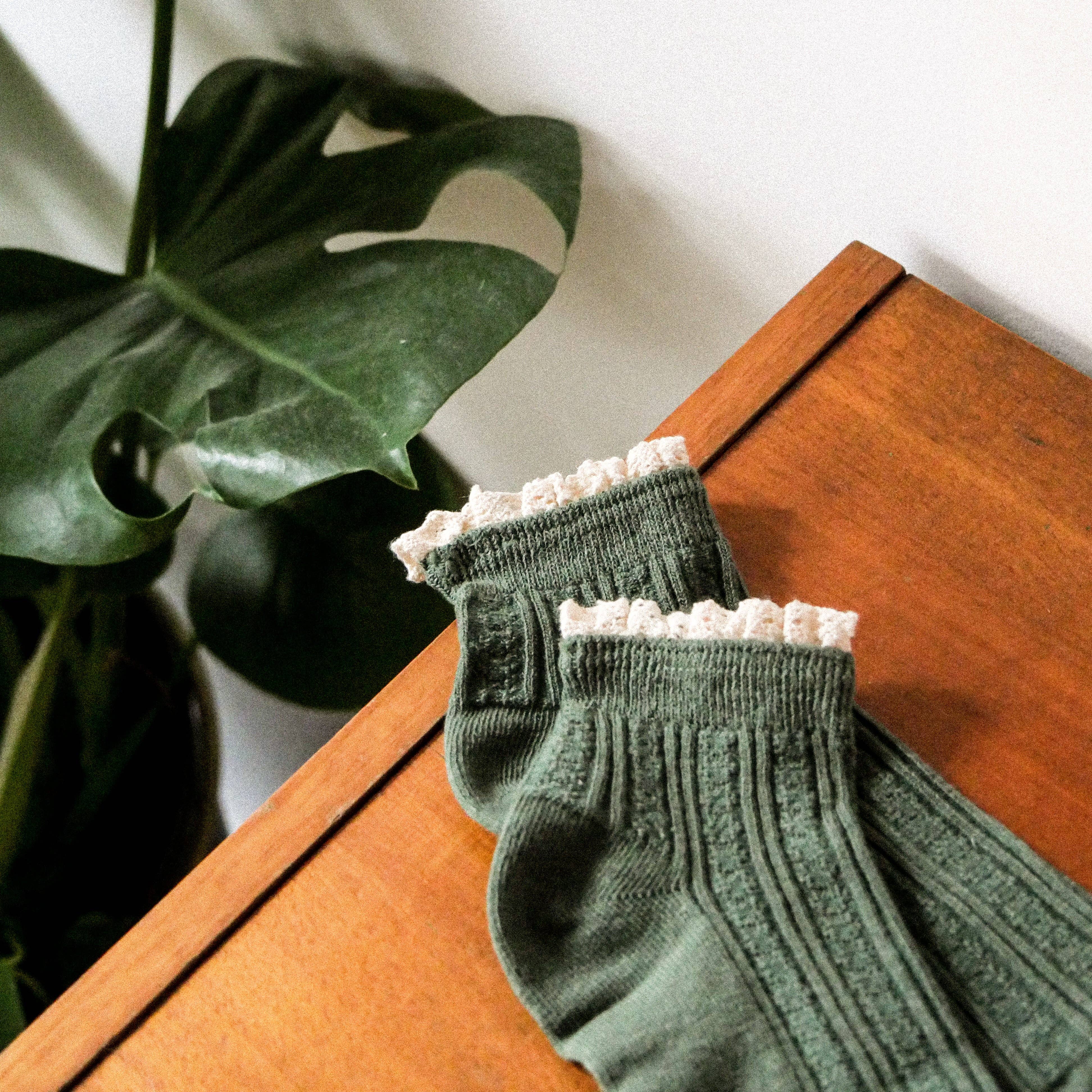 Makramee-Kurzsocken: Khaki