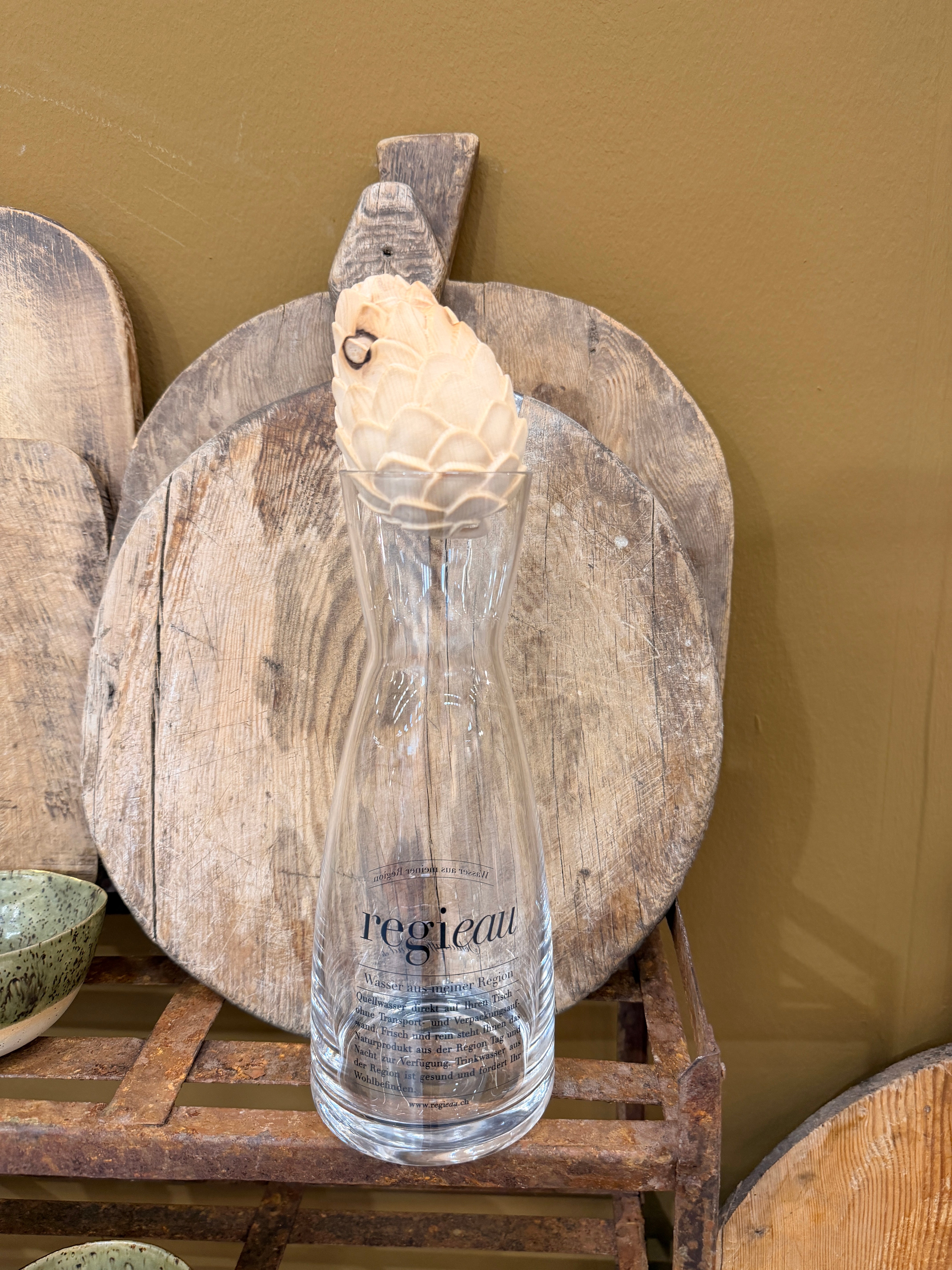 Wasser Karaffe mit Arvenholz Zapfen