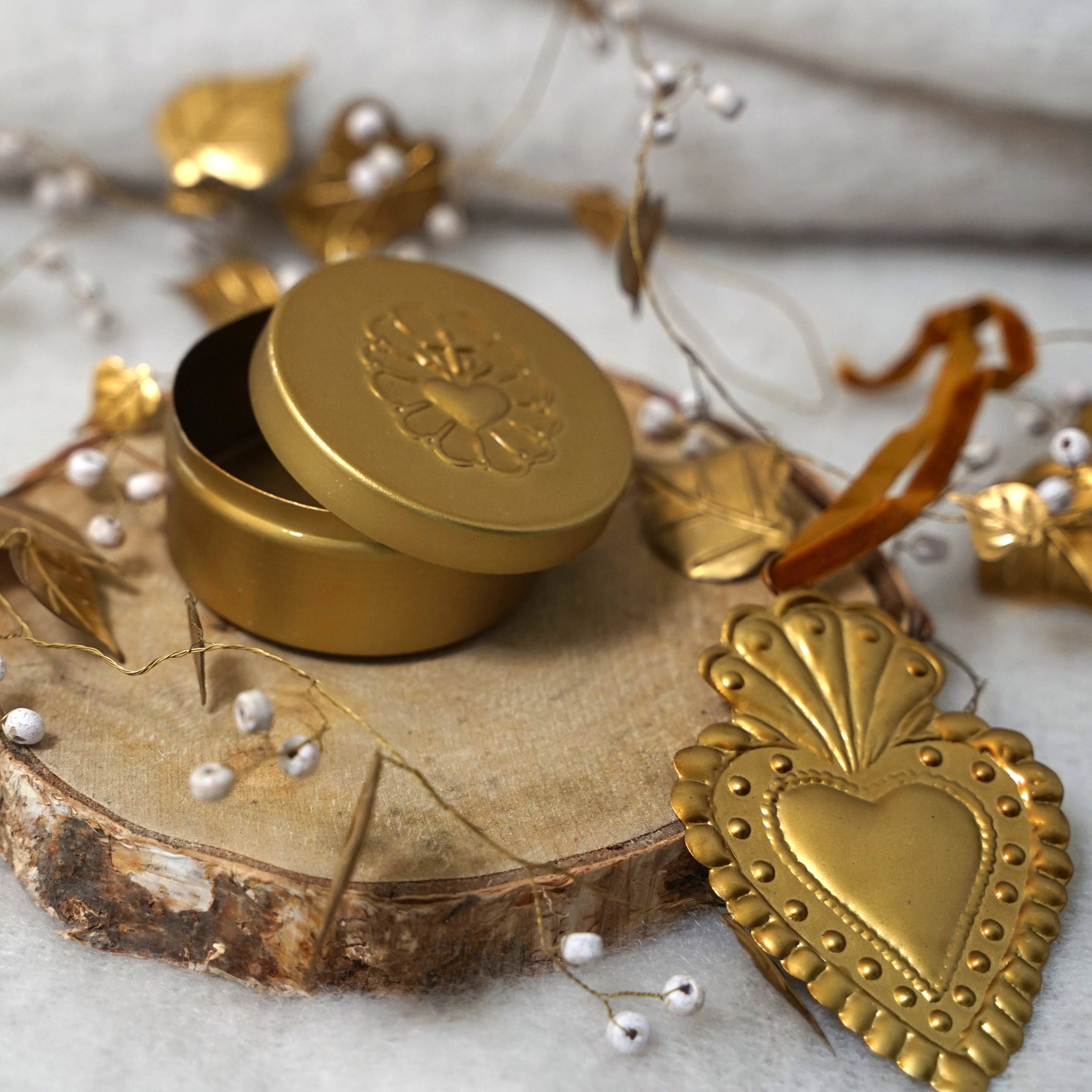 Runde Votivbox aus Metall in Messingfarbe, handgefertigt.