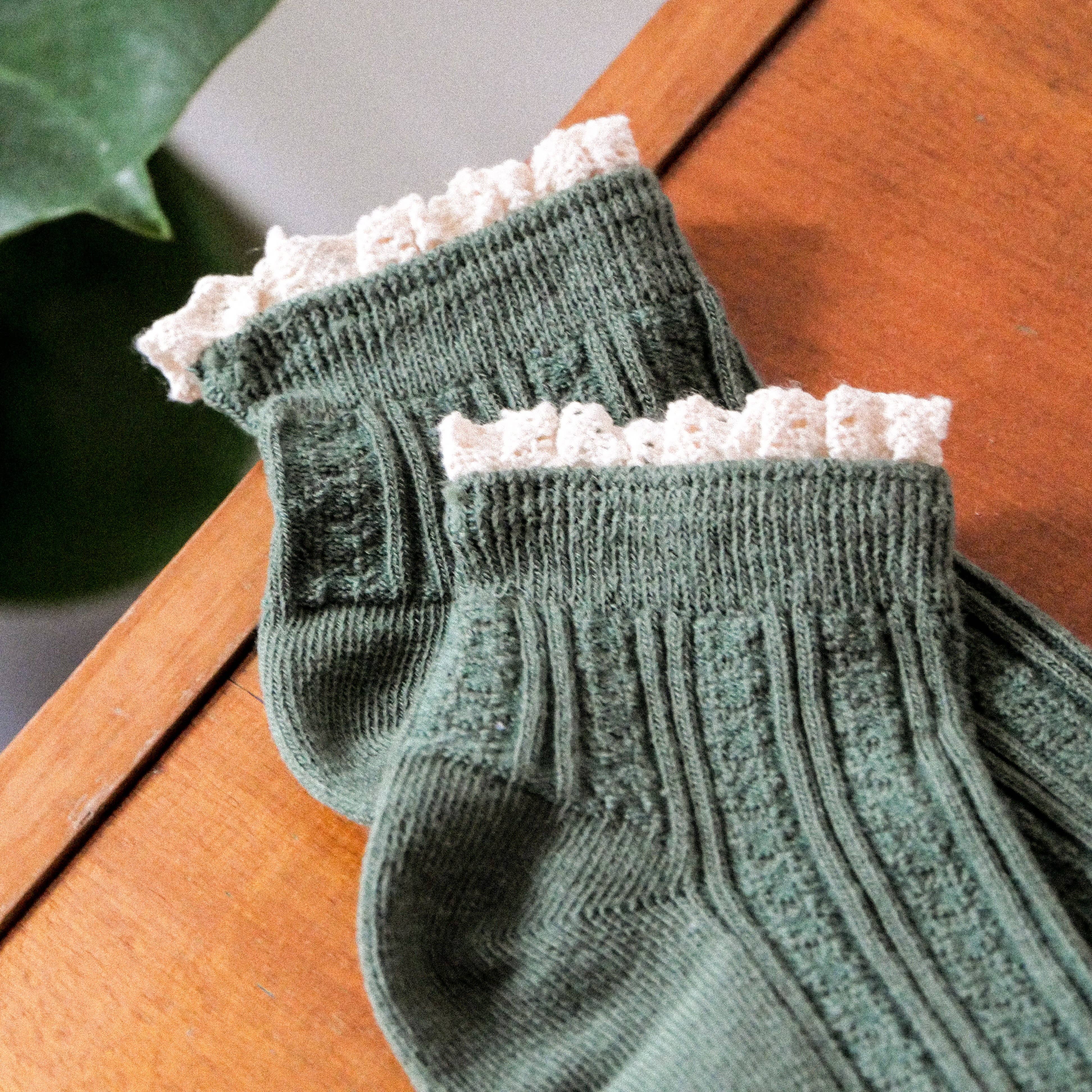 Makramee-Kurzsocken: Khaki